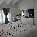 Deluxe, Joy Verona, Private With Garden Near Center, Family Friendly, Independent בית נופש ורונה