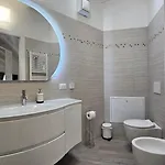 Deluxe, Joy Verona, Private With Garden Near Center, Family Friendly, Independent בית נופש *