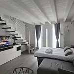 Deluxe, Joy Verona, Private With Garden Near Center, Family Friendly, Independent ורונה