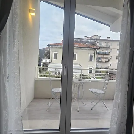 Deluxe, Joy Verona, Private With Garden Near Center, Family Friendly, Independent